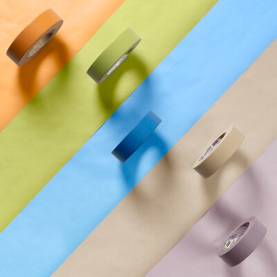 Cintas Scotch Blue™ Tapes de color naranja, verde, azul, beige y morado en diagonal.