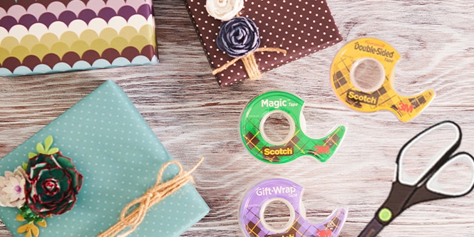 Regalos bien envueltos junto a Cintas Scotch&reg; Clear y Tijeras Scotch&reg; Titanium en una mesa
