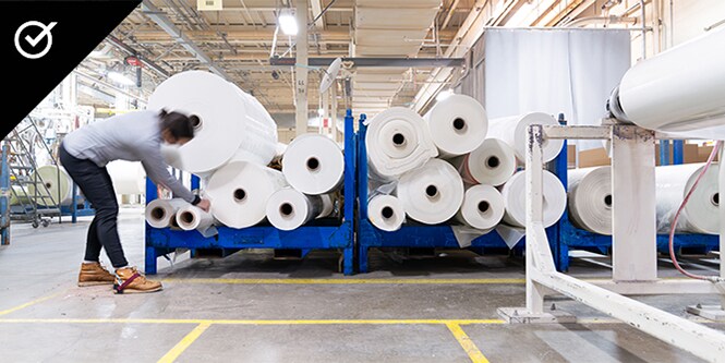 Grandes rollos de papel en un almacén de producción
