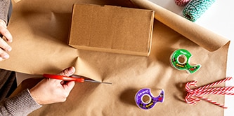 Crear un aspecto minimalista para un envoltorio de regalo con papel de empaquetado liso y bastones de caramelo
