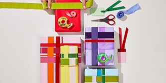 Regalos envueltos coloridamente en un escritorio
