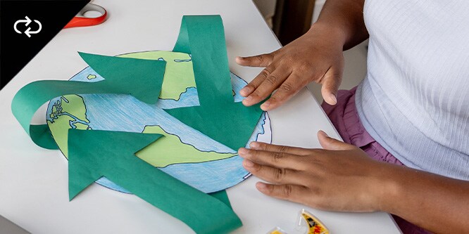 Un niño elaborando un mapa del mundo en papel con cinta de la marca Scotch™
