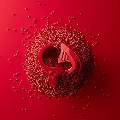 Dispensador cinta Scotch™ roja sobre fondo rojo de cuentas rojas de plástico reciclado
