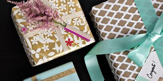 Regalos envueltos y decorados con algunos elementos florales
