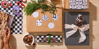 Crear decoraciones de regalos a partir de elementos naturales y verdes como piñas o acebo
