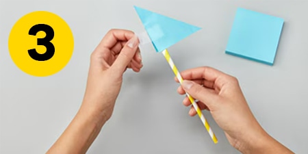Paso 3 - pegar una Nota Post-it® doblada a una pajita
